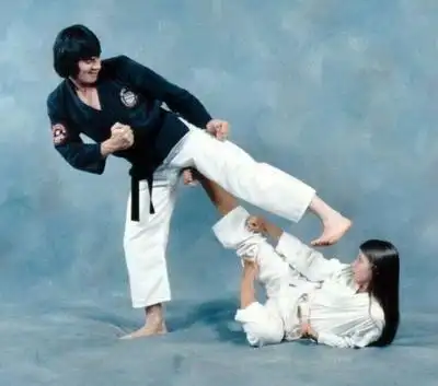 >> 文章内容 >> 女子防身的实用技法 女子防身术被男的抓住两只手臂问