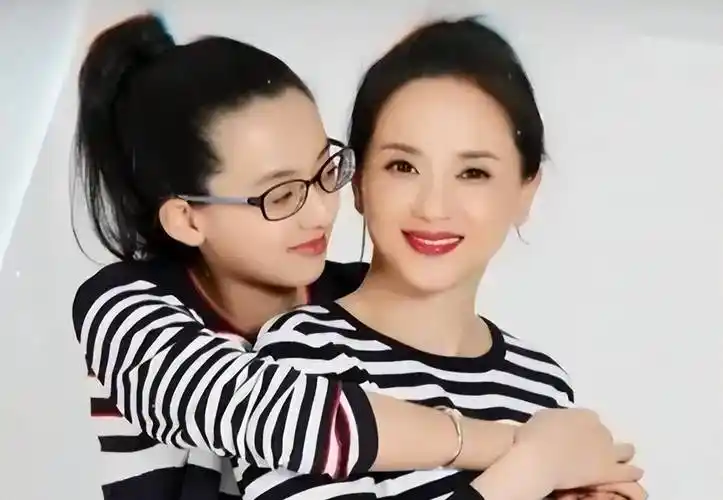 有时候也传出一些陶慧敏跟其他男演员的绯闻,但是作为丈夫的王设忠