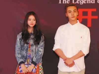 被问冯绍峰林允笑而不语