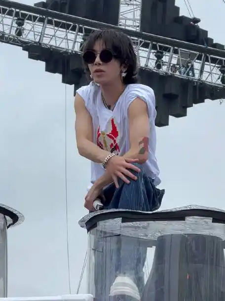 他走过来我不自觉的挪后喉结好好看,手臂线条也好好看#2023华晨宇火星