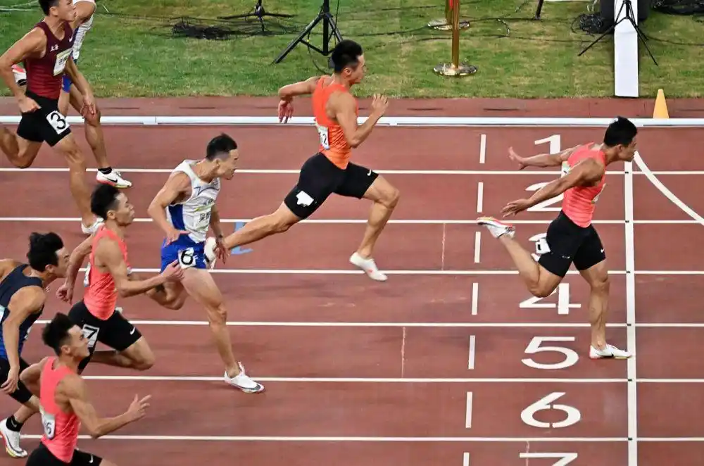 图为9月21日,苏炳添(右)在比赛中冲过终点.新华社记者 金良快 摄