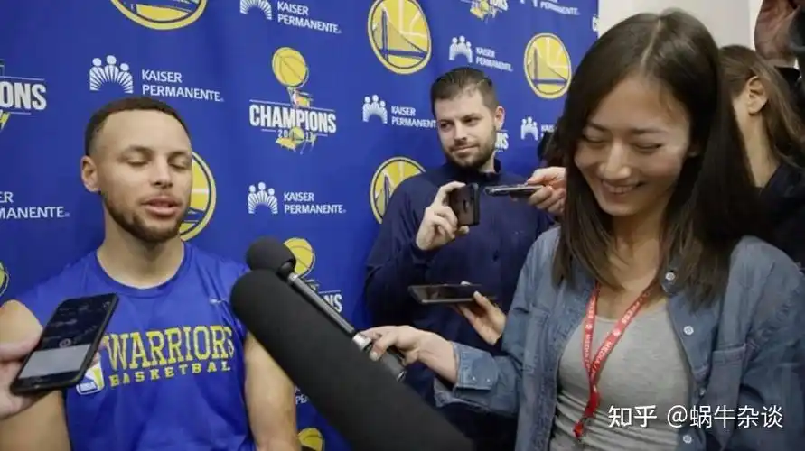 除了球迷以外,勇士队的啦啦队中也有一些亚洲面孔,而且跟队记者中就有