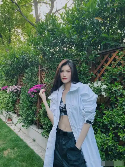 近日,何穗在个人社交平台晒出一组宅家美照,她在自家豪宅花园内时尚摆