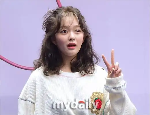 韩国女艺人郑知晓出席2023f/w首尔时装周_高清图集_新浪网