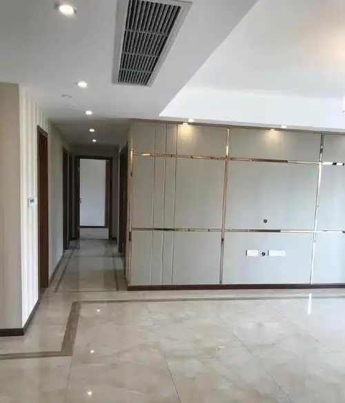 新房硬装完工,金属条电视墙设计超吸睛