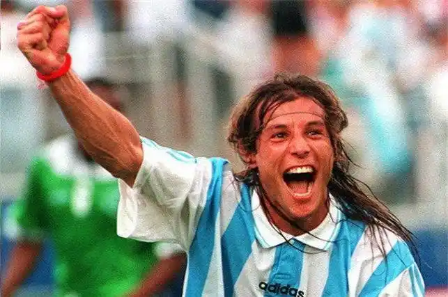 90年阿根廷对巴西马拉多纳与风之子卡尼吉亚经典配合进球