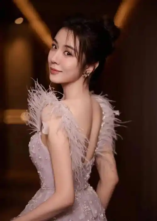 王晓晨羽毛长裙写真惊艳亮相,身材饱满迷人,举止端庄优雅!