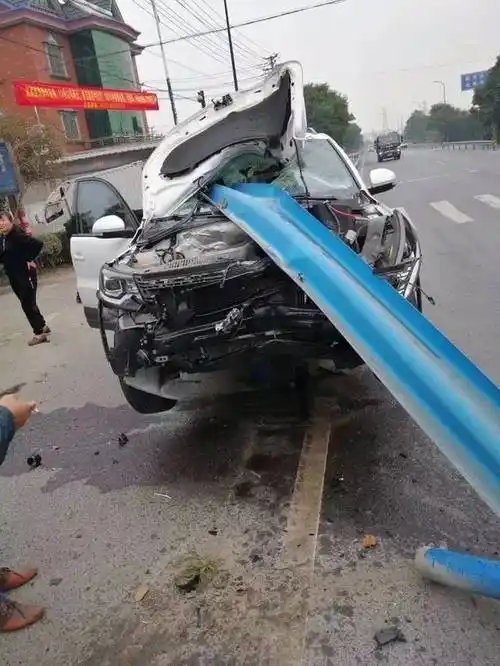 塘新线上发生恐怖车祸!几米长的护栏直插驾驶室,胆小勿入._手机搜狐网