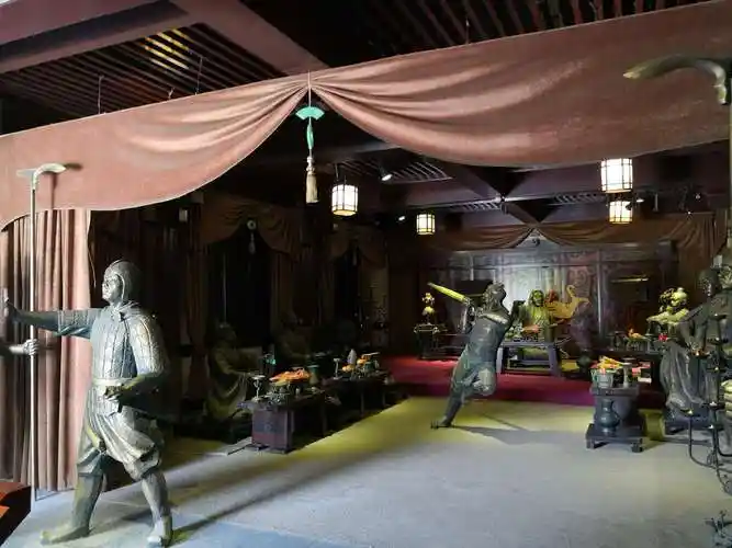 鸿门宴军中大帐内灯烛昏暗,暗藏杀机.