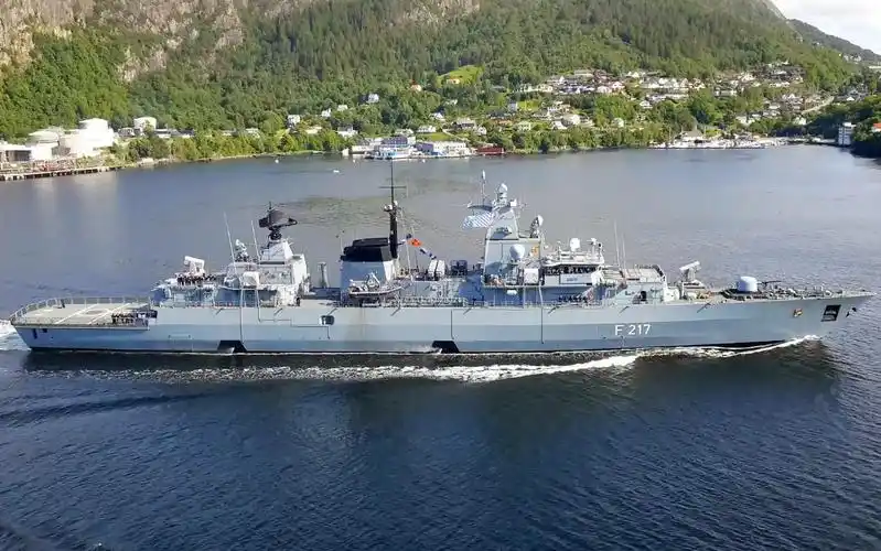 【德国海军】勃兰登堡级护卫舰3号舰"拜仁"号(f-217)经过挪威卑尔根山