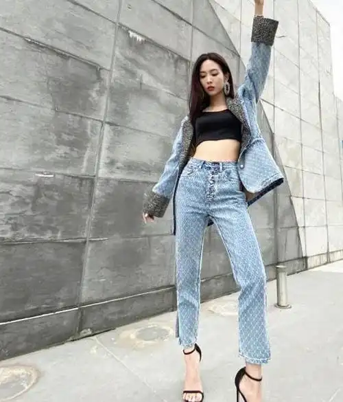 王霏霏在西安的表演服装针织衫叠穿配高筒靴造型又美又保暖