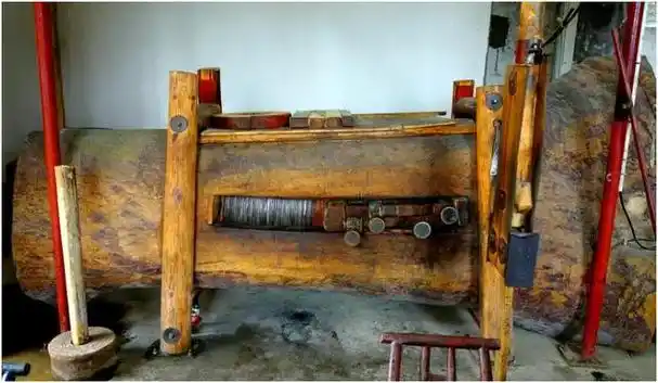 民国的老榨油机,模样笨重,如果用它榨油要用一种"原始"的方法