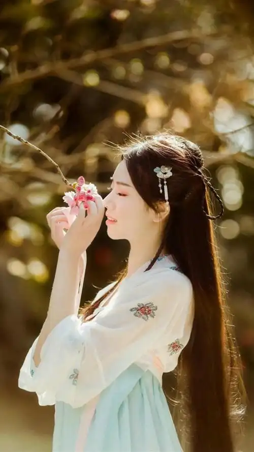 清秀养眼古典美女