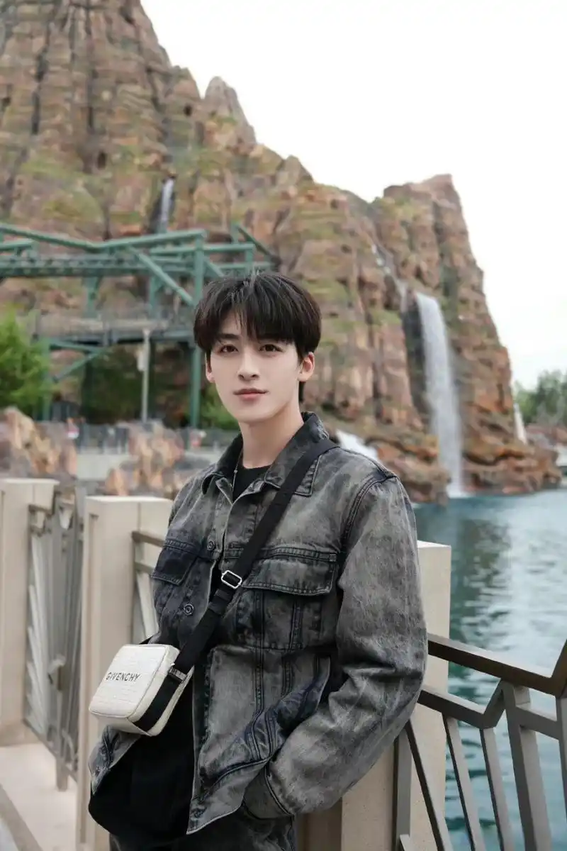 何洛洛#90#何洛洛0504生日快乐#  眨眼间我们还略带稚气的wink苹