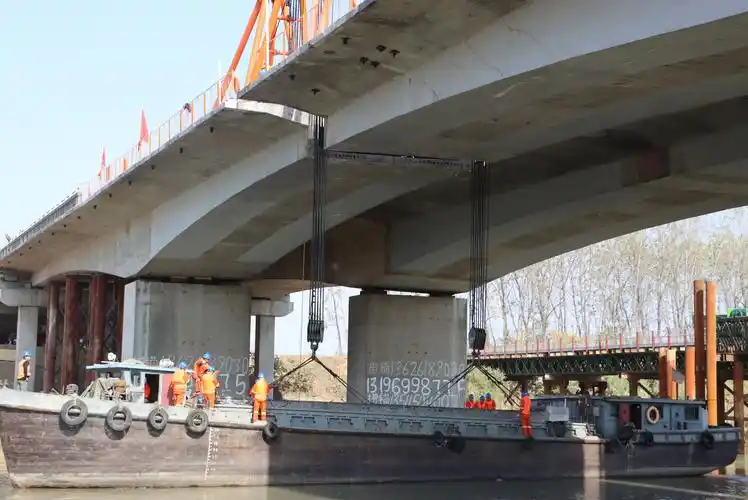 京沪高速ha5标项目苏北灌溉总渠特大桥变截面连续箱梁中跨合龙段顺利