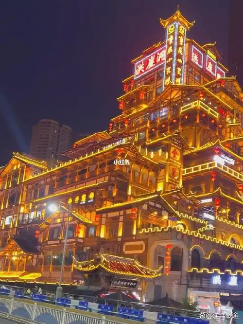 探索雾都的魅力:重庆洪崖洞景区