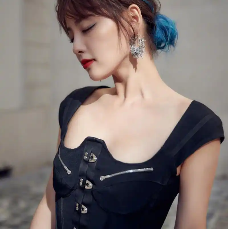 张嘉倪身穿蓝色朋克风连衣裙 初看以为是黑色系连衣裙,再仔细一看是