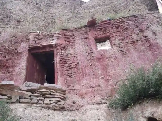 3,红色的山洞是华智仁波切闭关处,具体闭了多久,无法考究,应该时间不