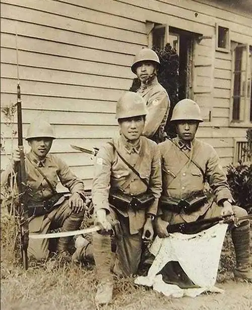 同时,日军也开始了东印度群岛之战,在1月11日,攻占了婆罗洲的巴厘巴板