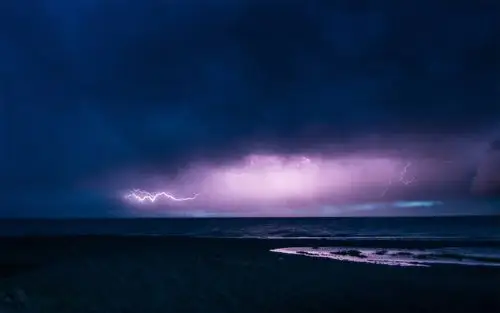 紫色闪电高清桌面壁纸