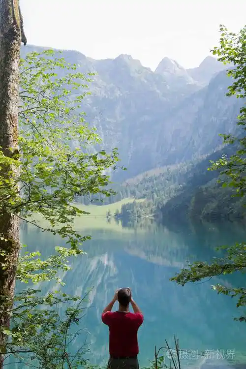 人在山与湖中拍照的后景
