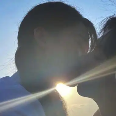 秀恩爱接吻情侣头像高清超甜的接吻情头一对两张图片