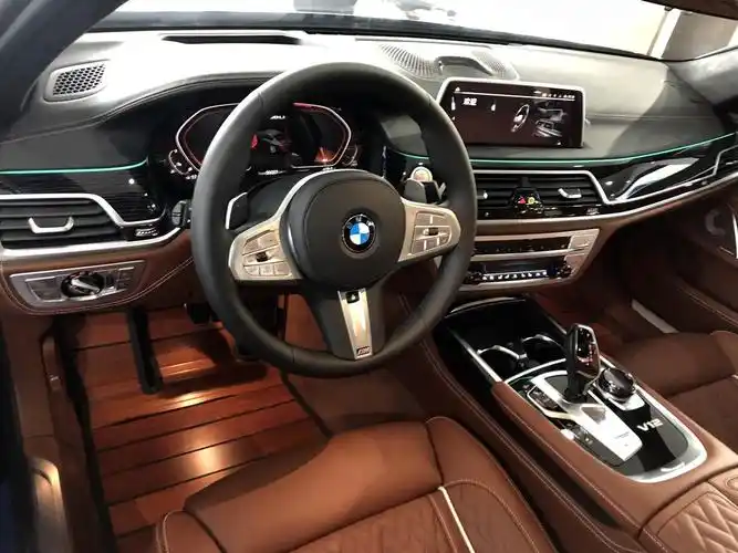 21款宝马m760红色内饰现车价格及新增配置