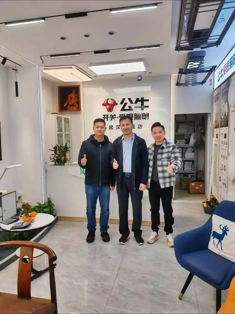 公牛武汉旗舰店三周年之际,公牛集团阮立平总裁再次莅临!