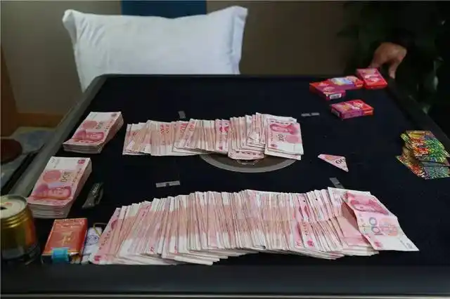【满桌子现金】9人在黔南"干坏事"被抓了!