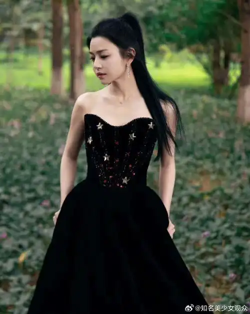 陈妍希黑色丝绒抹胸裙#陈妍希的礼服造型好有质感啊,解决超美的高