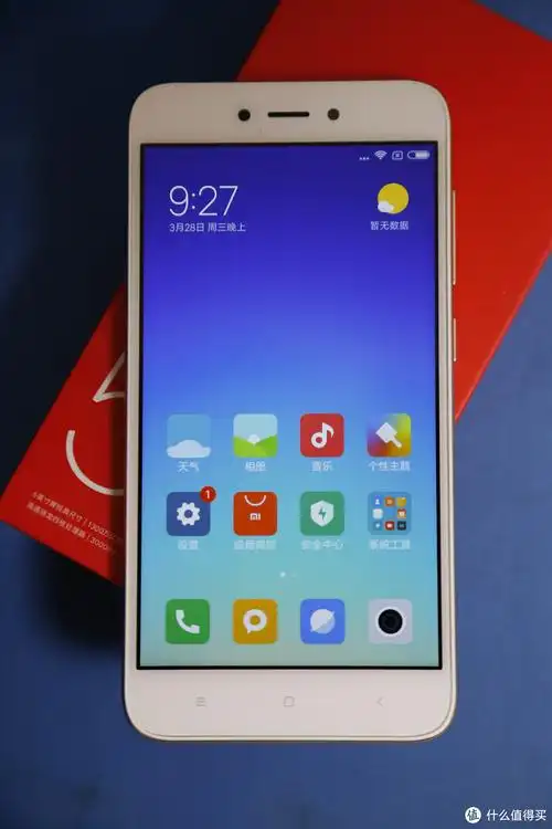 简约的红米5a字体,熟悉的小米风格机身背部标明主要参数,包括5寸大屏