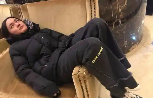 那你就错了,文淇可是一个喜欢自黑的女神,这次的机场照片也没有令人