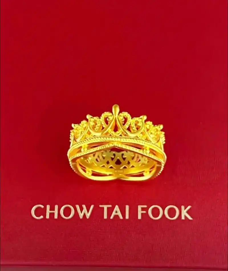 周大福新款皇冠戒指
以爱之名,冠以你
优雅皇冠环绕指尖,为爱