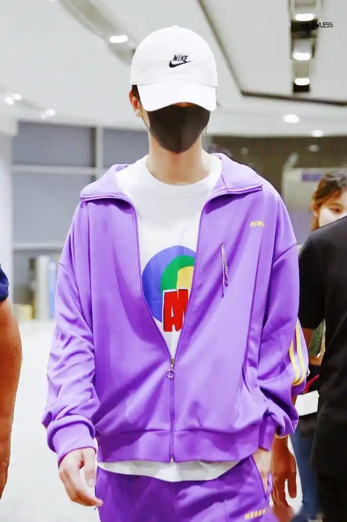蔡徐坤 紫色运动装也是一个行走的衣架,葡萄味的坤坤也是很酷了