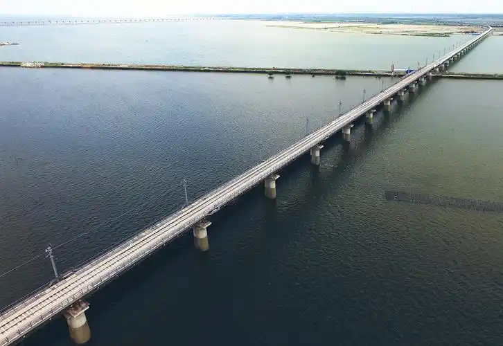 粤西首条海岛铁路开通运营