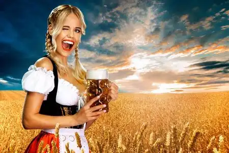 微笑的年轻性感的啤酒节女服务员,穿着传统的巴伐利亚或德国德式头巾