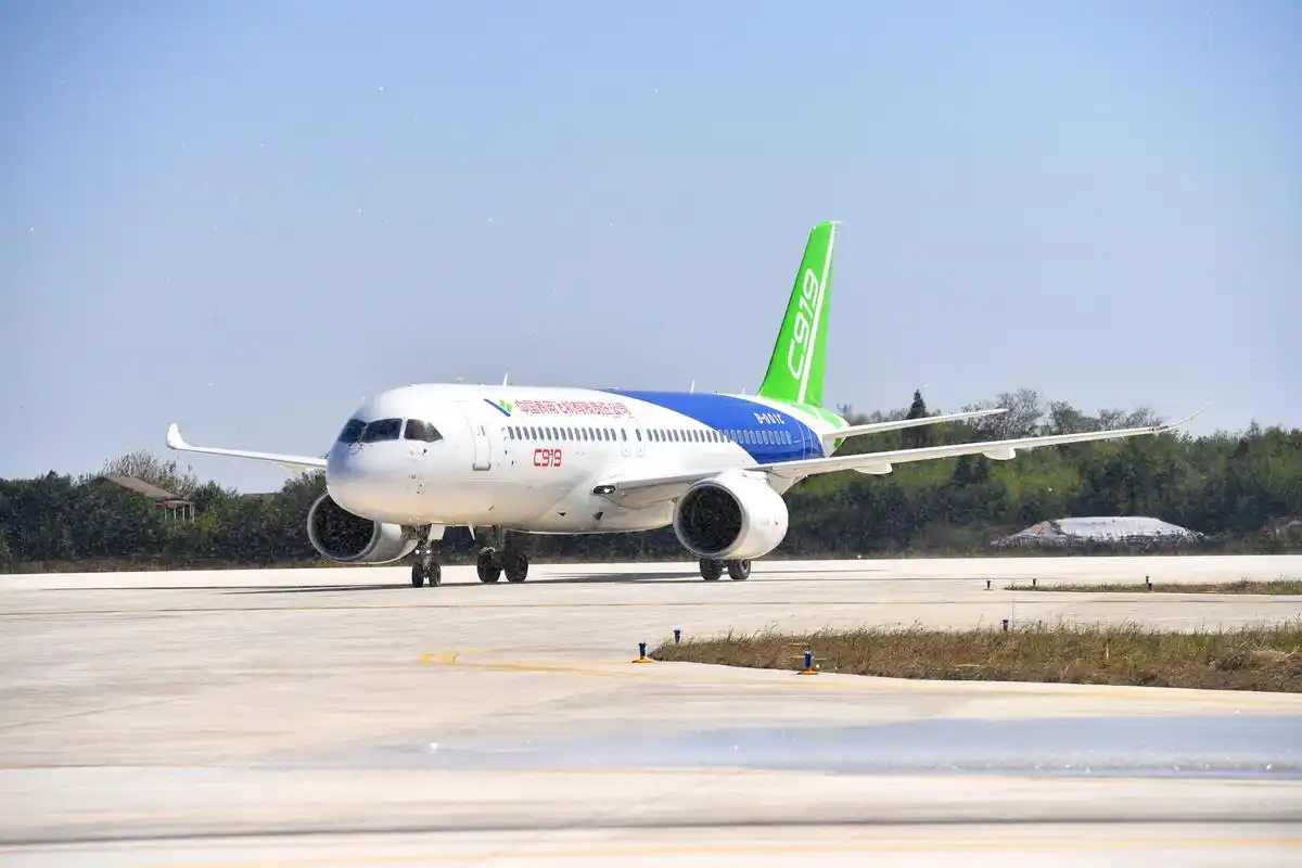 c919大型客机转场南昌瑶湖机场试飞