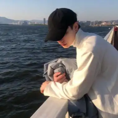 高清超帅的男生头像戴帽子侧脸图片