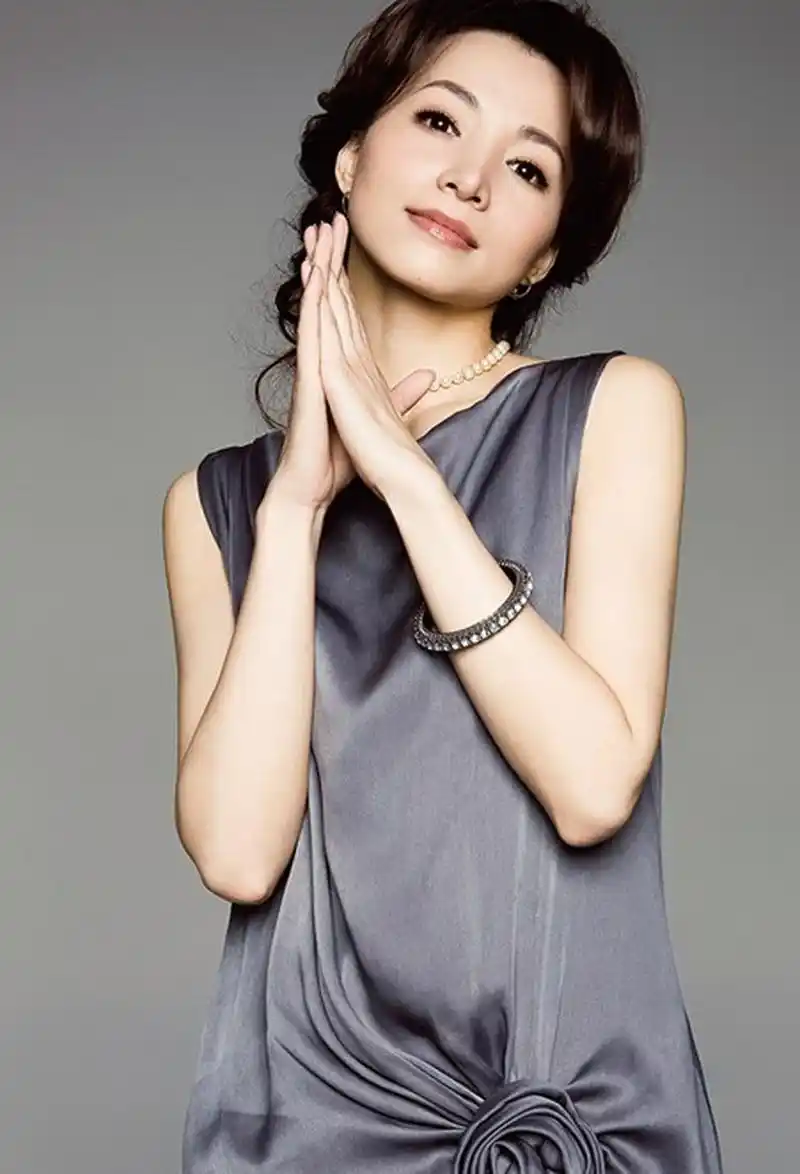 董卿年轻时的一组照片曝光,真不愧为美貌与智慧并存的主持人,难怪那么