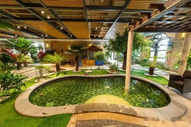 知春湖温泉包括室内温泉理疗和室外温泉汤养两部分,坐拥山林美景,独享