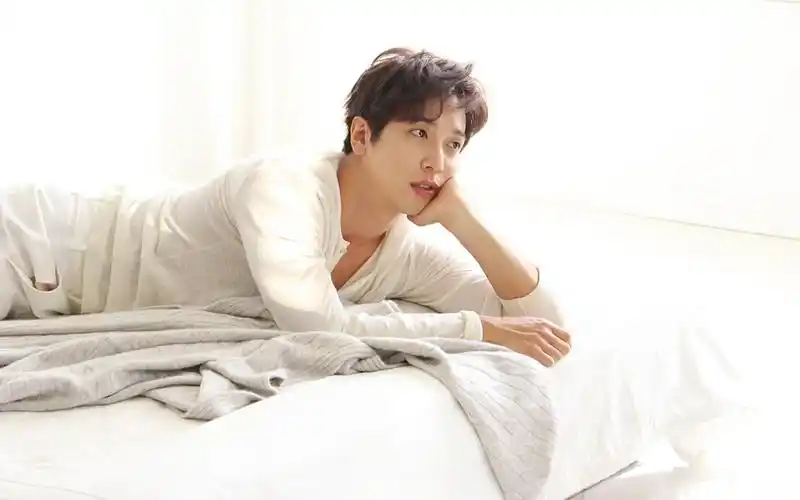 郑容和帅气慵懒风居家写真桌面壁纸