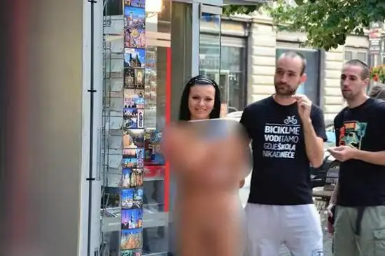 女子脱光衣服全裸走在大街上,声称是为了呼吁男女平等