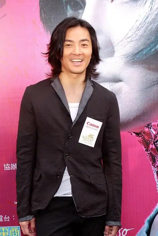 娱乐圈最帅不过20到30多岁时的郑伊健,一头长发发型至今无人超越