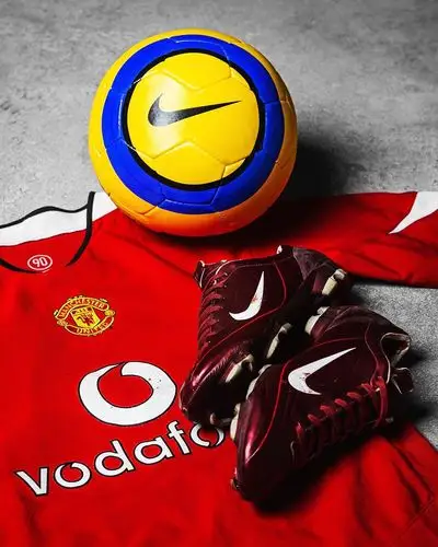 total 90 aerow hi-vis英超比赛球是耐克推出的首款hi-vis冬季比赛球