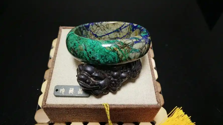 手镯鉴赏之惊艳的蓝铜矿