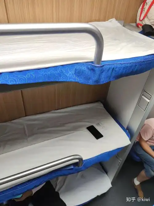 动车卧铺什么样子? - 知乎