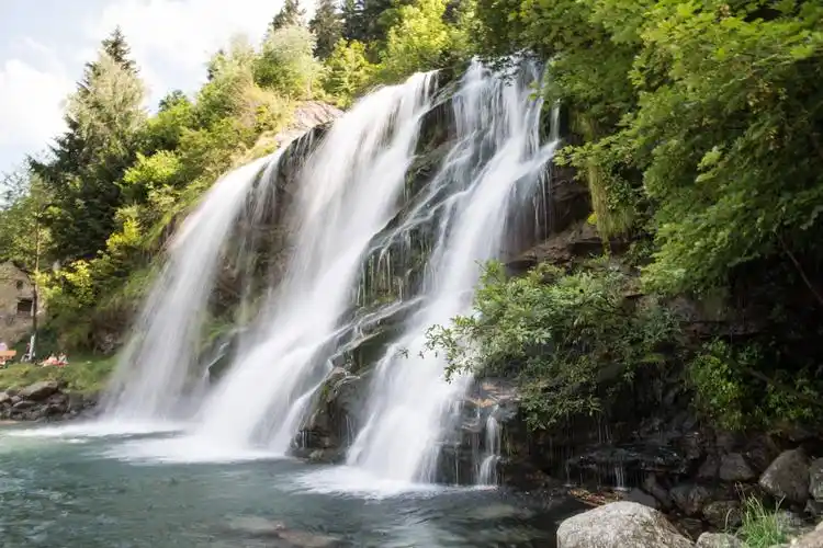 瑞士:瀑布享清凉_新华社