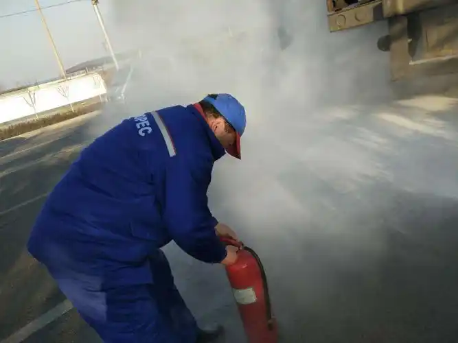 加油站员工使用灭火器灭火