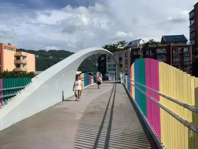 黄,蓝,绿四种颜色交替栏杆波浪起伏设计巧妙,造型独特民康路人行天桥