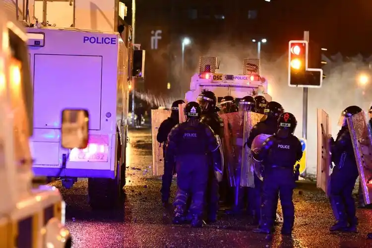 北爱尔兰首府骚乱持续 英首相吁"对话解决分歧"